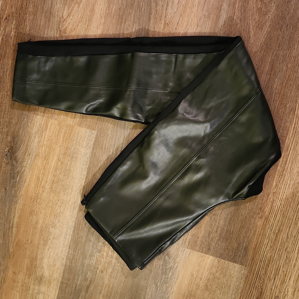Ann Taylor Faux Leather leggings in black size 2